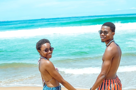 jeune beau couple souriant en bordure de mer