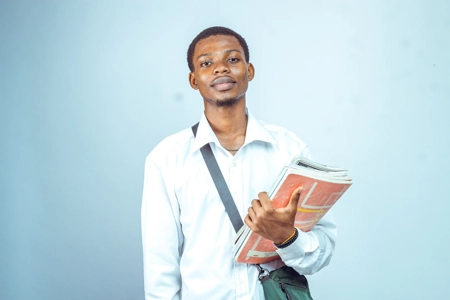 Jeune étudiant avec son sac et ses documents de cours