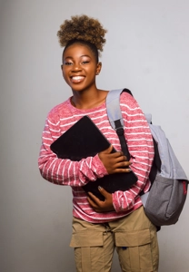 Jeune étudiante tenant un ordinateur