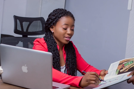 Jeune femme au bureau