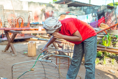 jeune femme  ferrailleur au travail