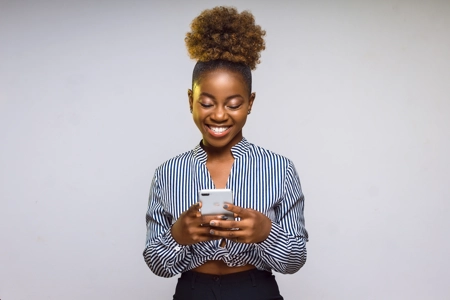 jeune fille avec un téléphone en main