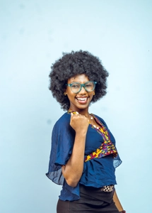 jeune fille portant des lunettes éclatant de rire