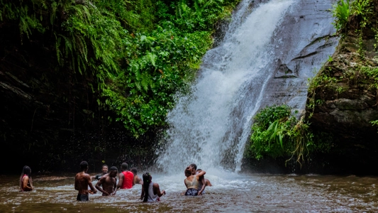 Jeune se baignant à la cascade Togo