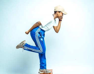 jeune sportive portant une casquette faisant du sprint