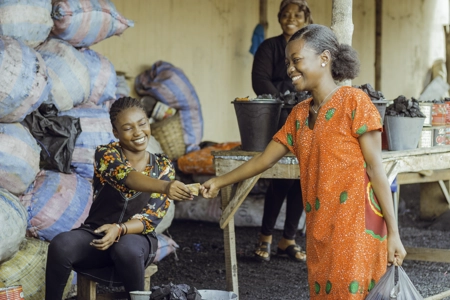 La vendeuse de charbon et sa cliente au marché