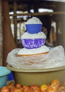 Les bols de sel superposés sur une table au marché