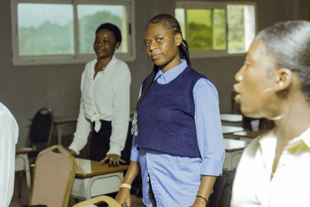 Les étudiants debout en classe