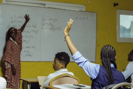 Les étudiants et une professeure en classe faisant le cours