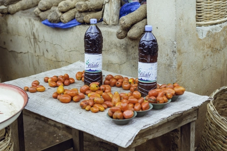 Marchandise de denrées alimentaires exposée sur une table au marché