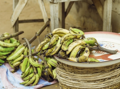 Marchandise de plantains étalée au marché