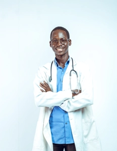 médecin en blouse blanche affichant un beau sourire