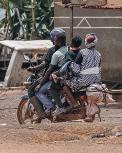 Plusieurs personnes remorqués sur une moto 