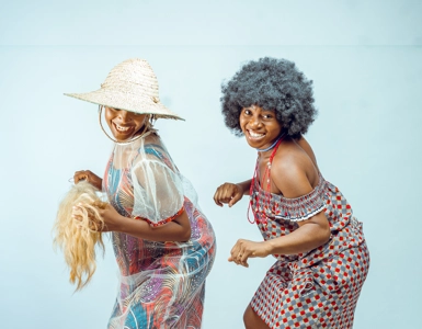 Femmes dansant sur un rythme africain