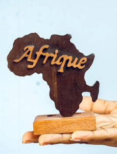 sculpture de l'Afrique posée dans une main