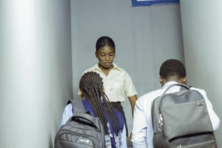 Trois étudiants dans le couloir de leur université