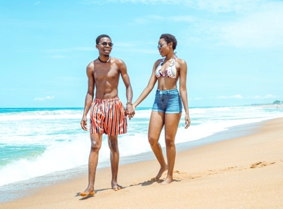 Un couple en balade en bordure de plage