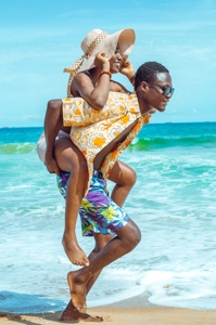 Un couple s'amusant en bordure de mer