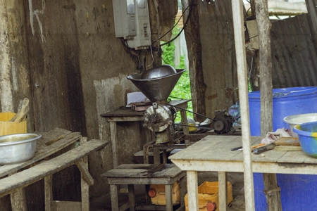 Un moulin à piment au marché