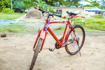 Un vélo sur une béquille