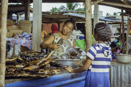 Une commerçante de poisson et sa cliente au marché