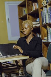 Une étudiante apprenant dans la bibliothèque