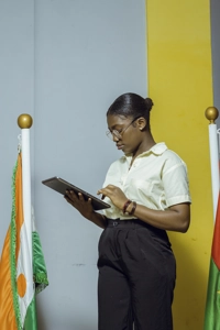 Une étudiante en uniforme regardant dans une tablette