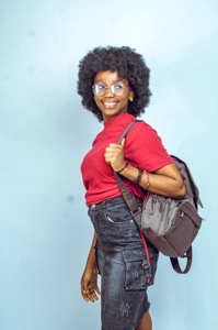 Une jeune étudiante avec des cheveux afro et des lunettes