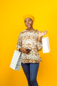 une jeune femme tenant des sacs de shopping