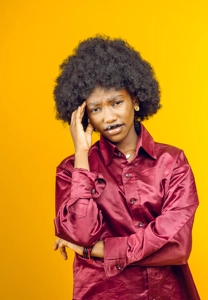 Une jeune fille pensive avec des cheveux afro