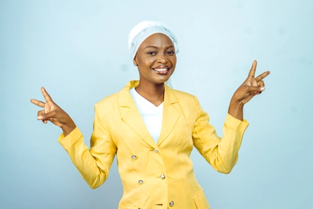 Une jeune fille souriante avec un foulard et un veste