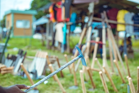 pioche mise en devant des houes en vente