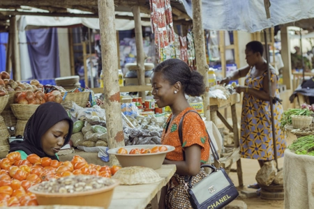 Une vendeuse de tomate et sa cliente  au marché