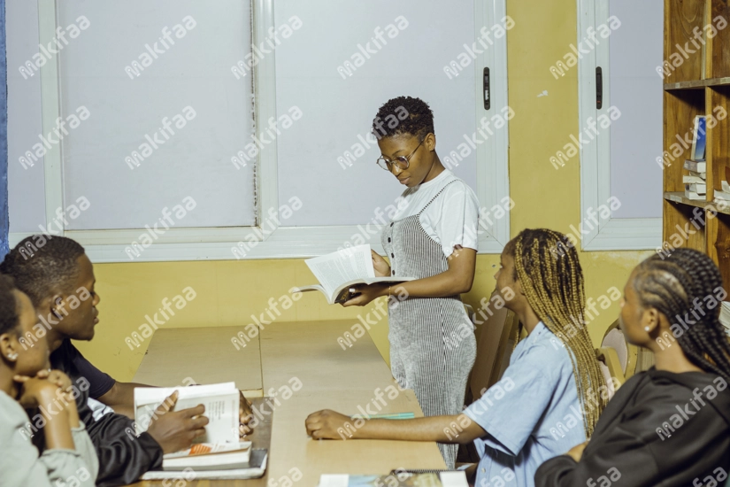 Des étudiant apprenant dans la bibliothèque