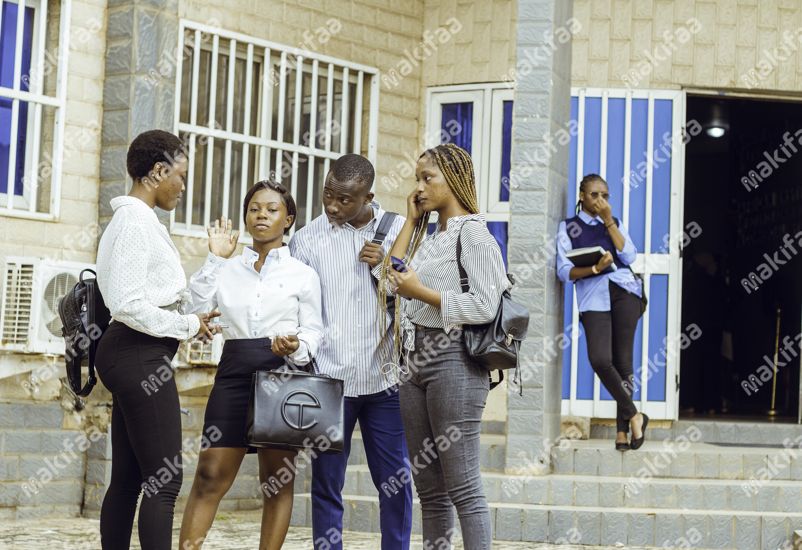 Des étudiants dans la cours de l'université