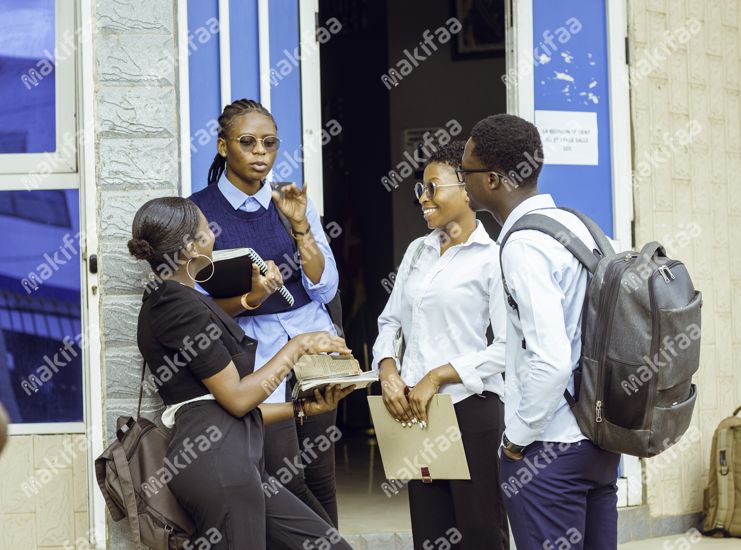 Des étudiants entrain de discuter devant le hall de l'école