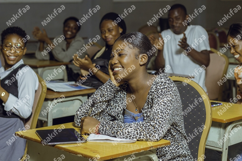 Des étudiants heureux dans une salle de classe