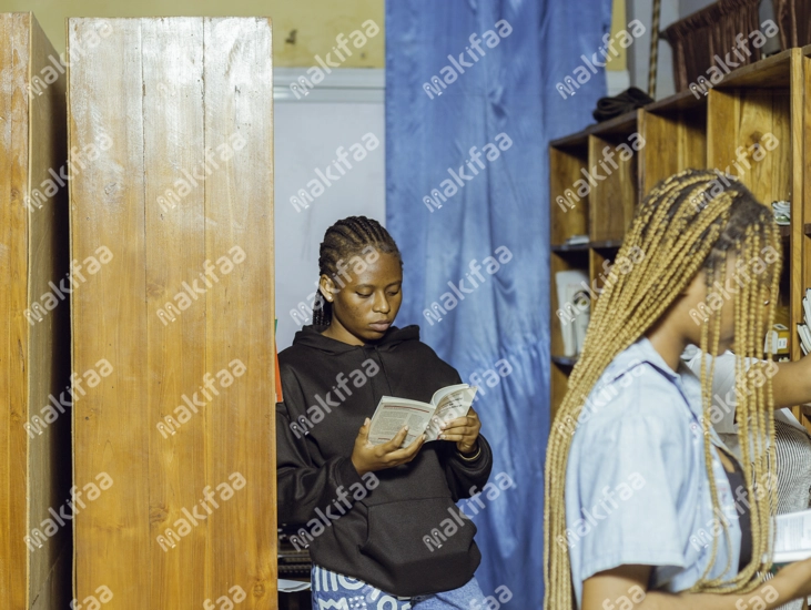 Deux étudiantes lisant dans la bibliothèque