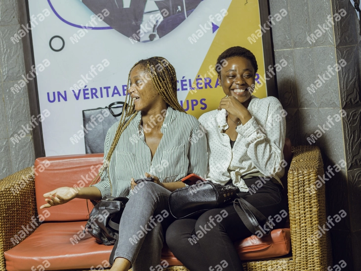 Deux étudiantes souriante dans la salle d'attente de l'Université