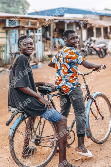 Deux garçons sur un vélo 