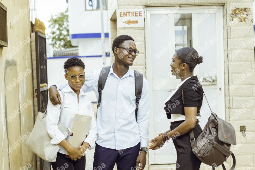 Les étudiants discutent à l'entrée de l'université