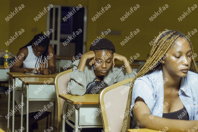 Les étudiants en classe regardant dans leur téléphone