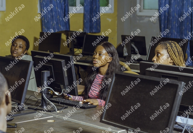 Les étudiants en salle d'informatique devant leur poste de travail