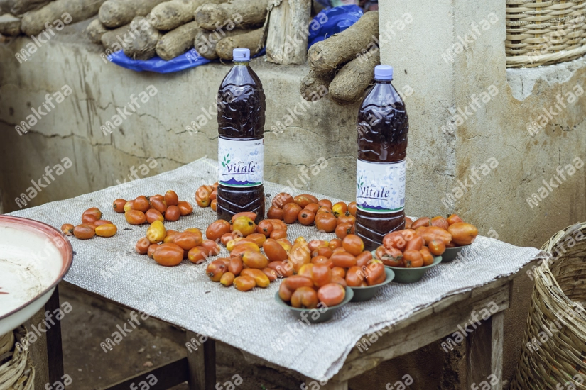 Marchandise de denrées alimentaires exposée sur une table au marché