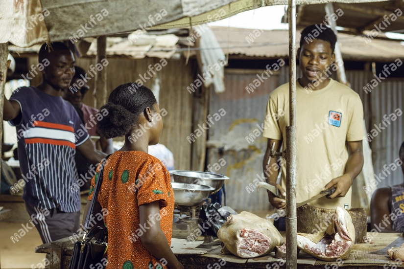 Un bouché  et sa cliente au marché