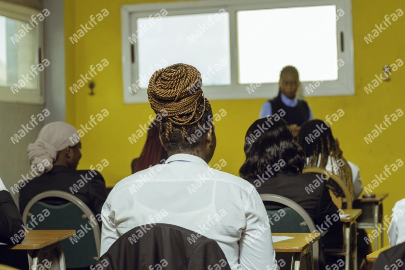 Une présentation d'une étudiante devant ses camarades  en classe