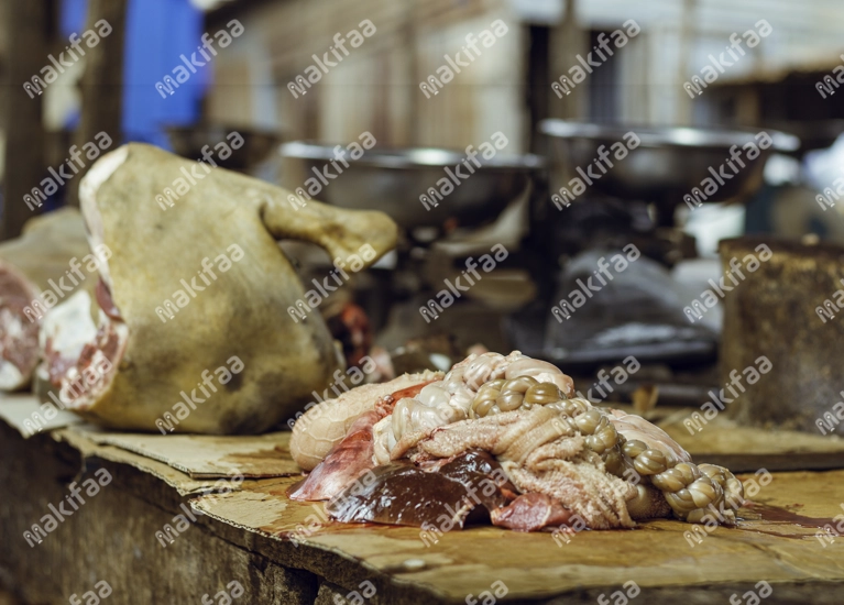 Viande de mouton sur une table de bouché au marché