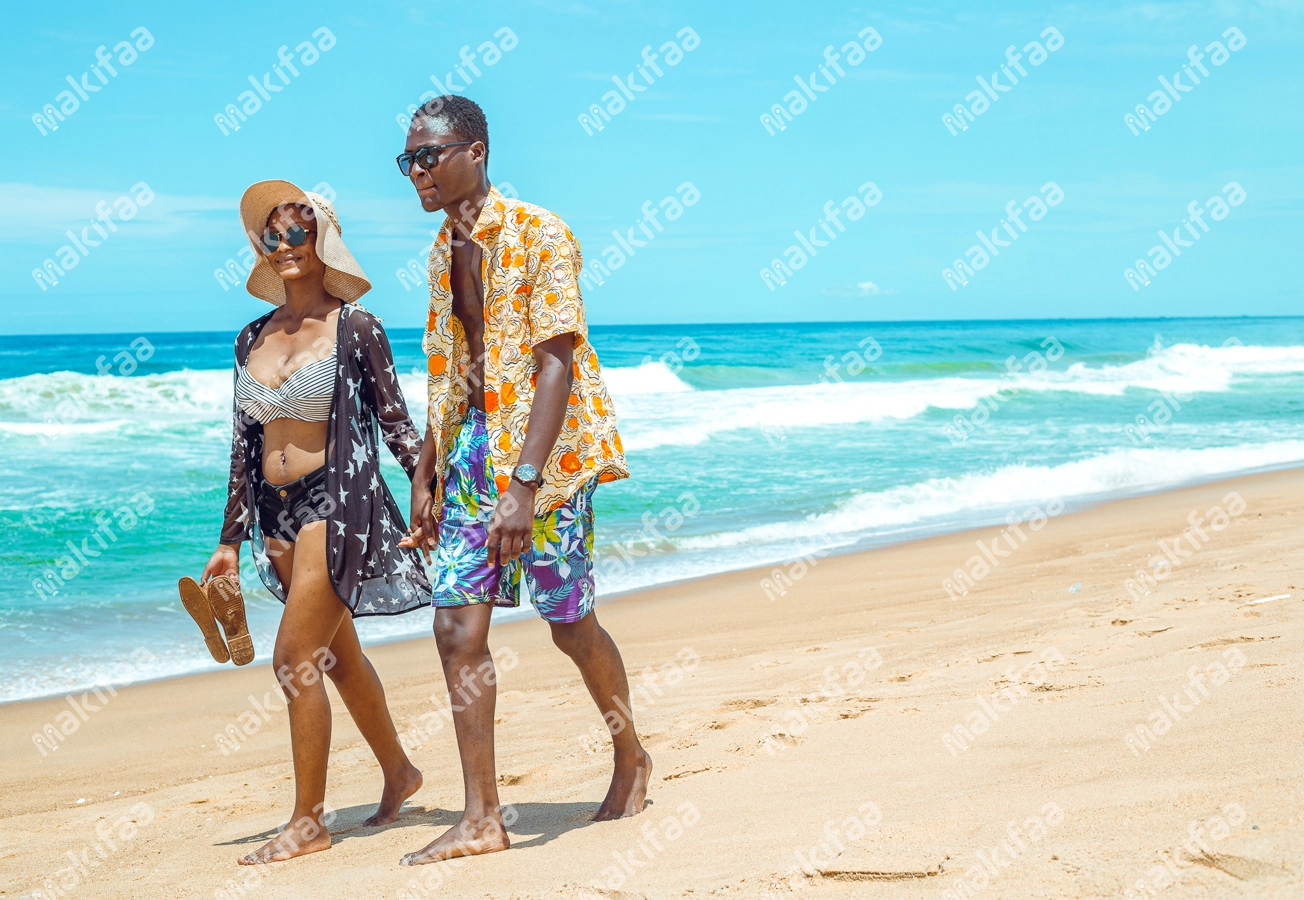 beau couple à la plage profitant du soleil