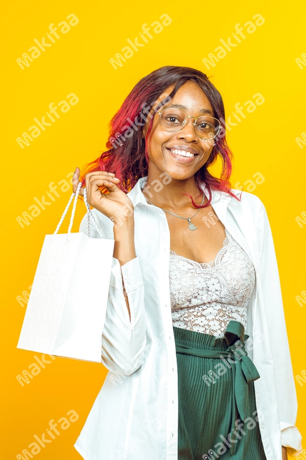 belle femme avec un magnifique sourire tenant un sac de shopping