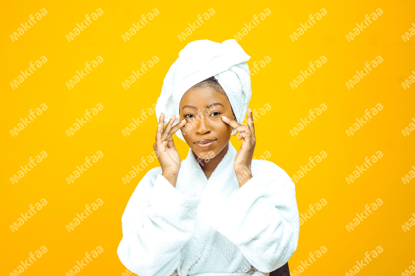 belle femme en peignoir blanc faisant des soins du visage